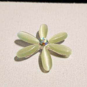 Beutiful flower brooch pin